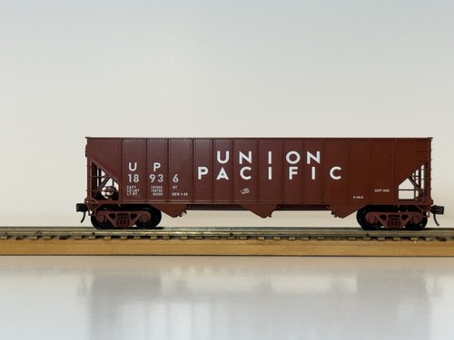 Holva de descarga rápida HO, Walthers, Union Pacific, marrón de 3 bahías # UP-18936 | Zustand: Used