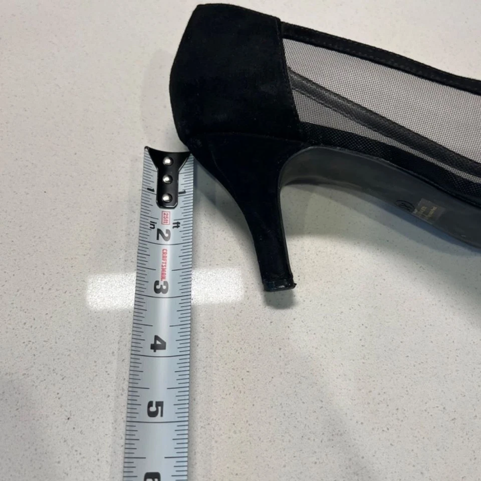 Salto usado tamanho 10 Karen Scott 3” preto com detalhes deslumbrantes muita vida restante - Imagem 2 de 4