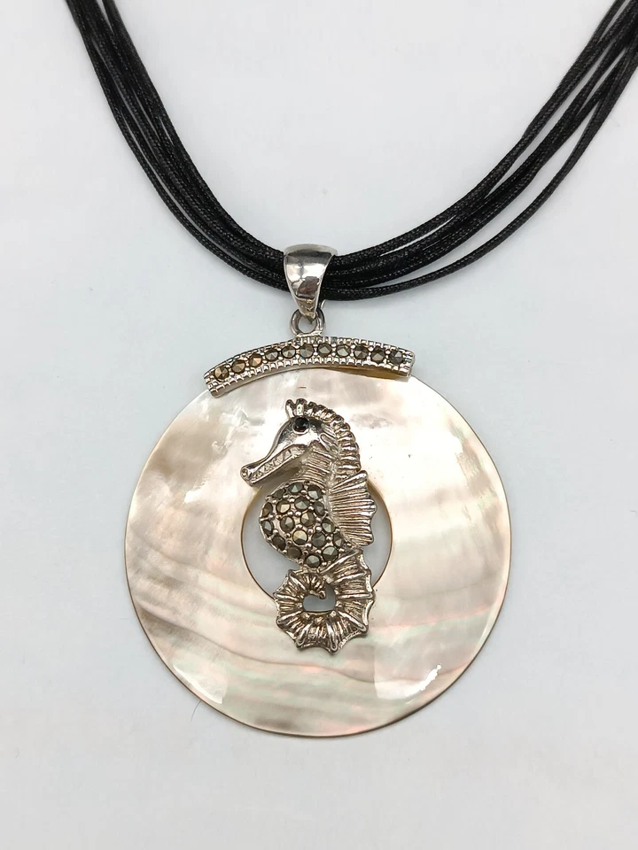 collana donna ciondolo cavalluccio madreperla perle argento bianco e acciaio - Immagine 3 di 4