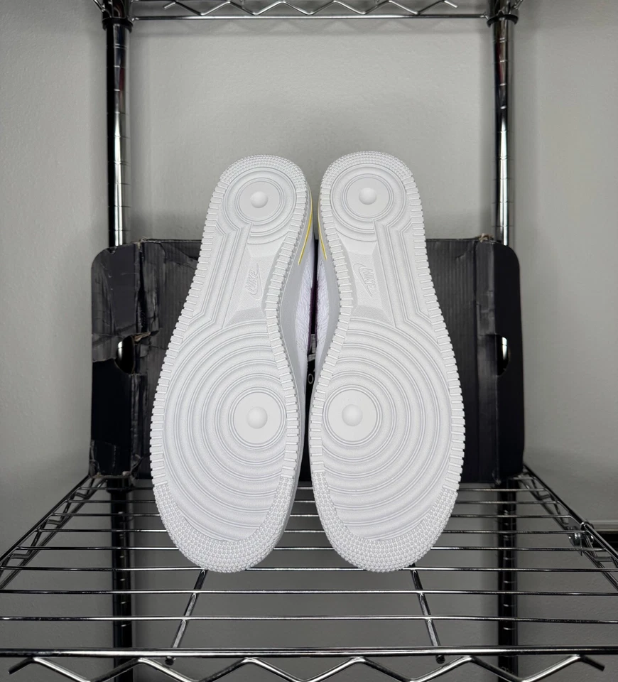 Men's - Nike Air Force 1 '07 'Embossed Hoops - Lakers' FJ4209-100 - Image 4 of 4