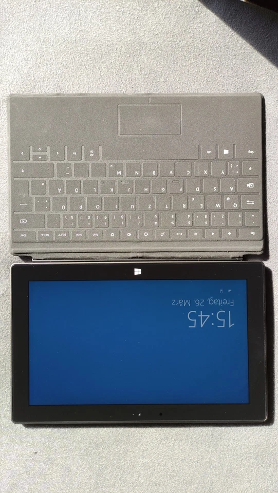 Microsoft Surface RT 64 GB  mit Tastatur und Ladegerät + 2 Stifte Zustand gut  - Bild 3 von 4