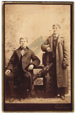 Fotografie Star Gallery, Zwei junge Herrn vor einer Studiokulisse 