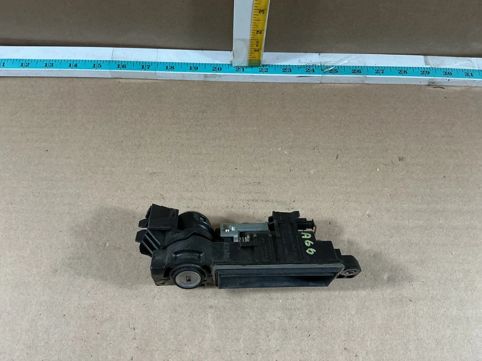 2003 - 2009 Mercedes-Benz E500 alça de trava de porta-malas A2037500693 fabricante de equipamento original - Imagem 2 de 4