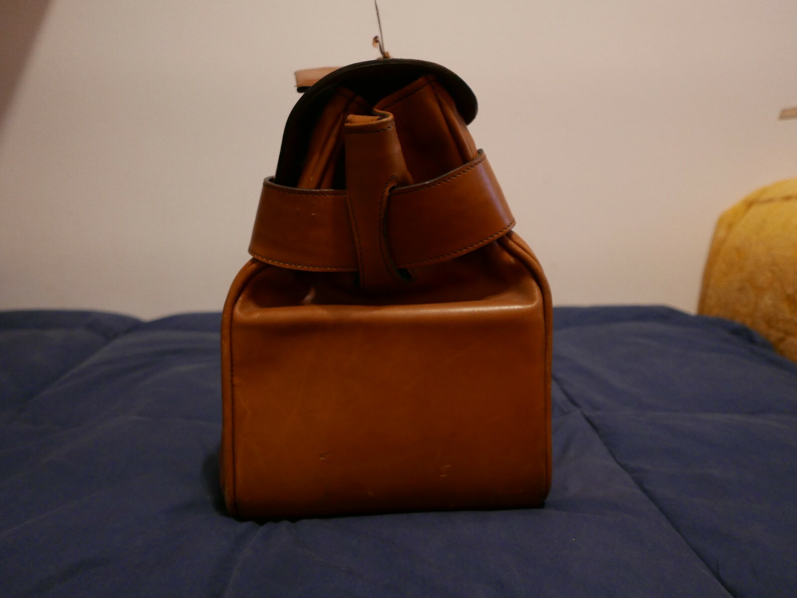 Heavy duty leather bag, interlocking closure. Vin… - image 3