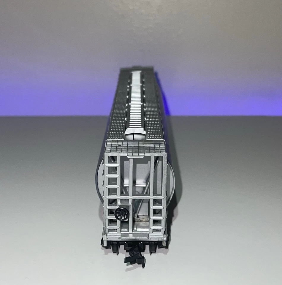 Model Power HO scale 50' covered hopper — Southern Pacific S.P. #498125 - Image 3 of 4