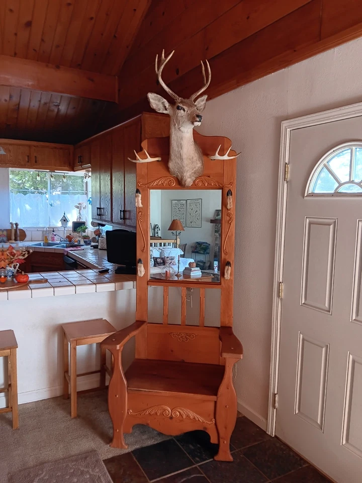 Halltree vintage con cabeza de ciervo de peluche y un asiento y espejo excelente calidad Foto 4 de 4