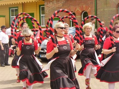Photo 6x4 Fleur de Lys New Alresford Women morris side performing at New  c2015