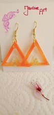 Handgemachte dreieckige Ohrringe mit Haken aus Harz und Messing, orange mit...