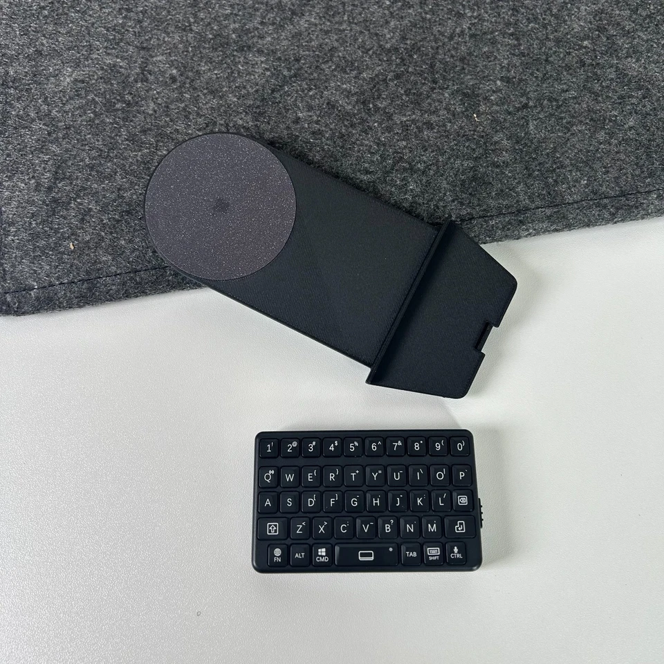 EXKnight Magnetic Mini Keyboard with 3D Printed Magnetic Back Plate for iPhone - Image 2 of 4