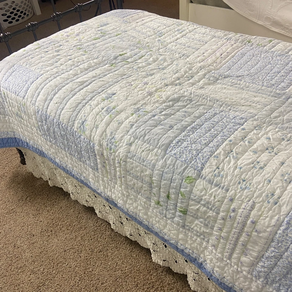 Edredón doble Pottery Barn Kids "azul pálido blanco floral" violeta lavanda retazos Foto 2 de 4