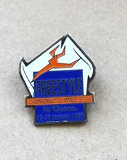Jolie Broche insigne de ski  " Championnat du monde ski FREESTYLE à  La Clusaz "