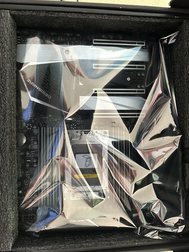 Carte mère GIGABYTE TRX40 DESIGNARE rev1.1 support AMD Ryzen 3990x/3970x- - Photo 1/9