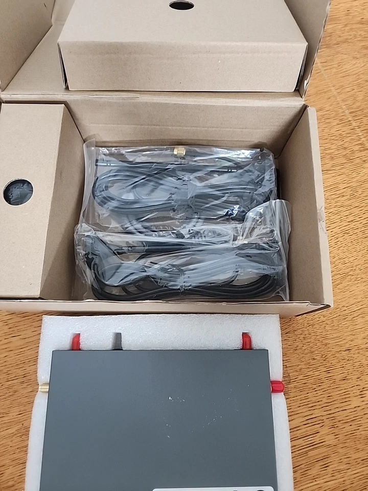 DataLinQ 6500 CAT-5 Port Gigabit LTE Router is a fully managed industrial 4G rou - Image 2 of 3