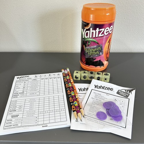 Yahtzee Halloween Edition Rare with Glow in Dark Dice Game By Hasbro 2007 - Picture 2 of 14