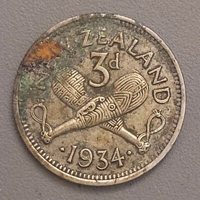 1934 New Zealand 3 Pence Coin - Silver - King George V - Crossed Patu