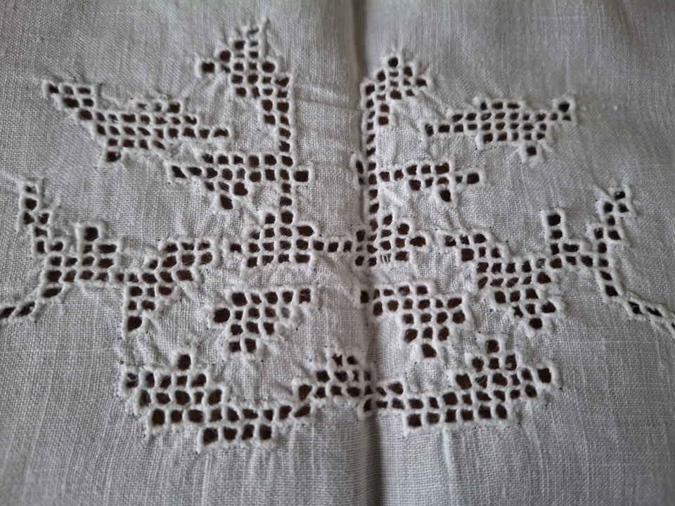 NAPPE ANCIENNE  CARREE, BRODEE main, AJOUREE, en coton, 160 x 160 - Photo 3/4