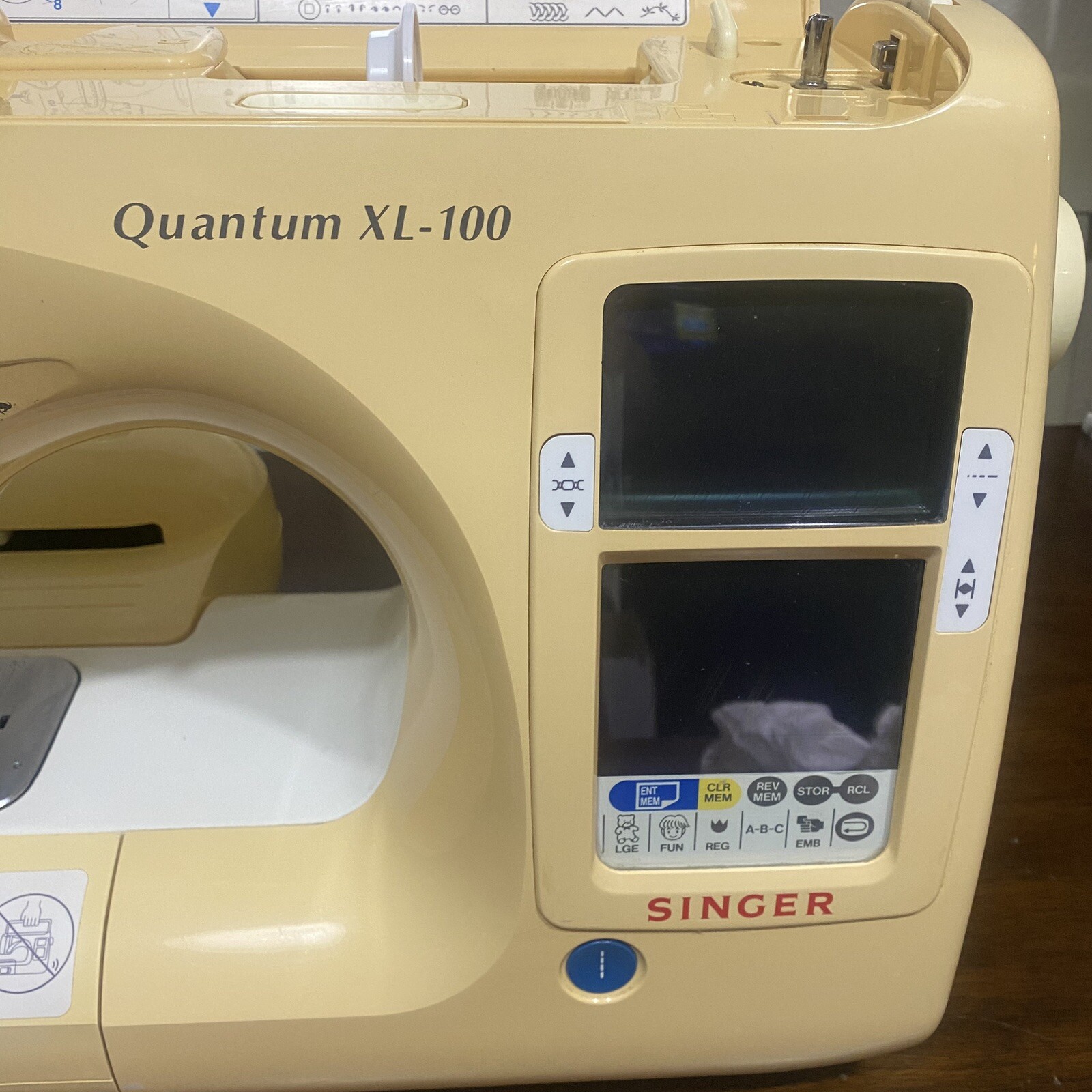 SINGER Quantum XL100 Sewing Machine w/ Hoops Patterns & Quilt scanner