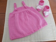Robe bébé  NEUVE 0/3 mois rose fuschia tricotés main et ses chaussons assortis