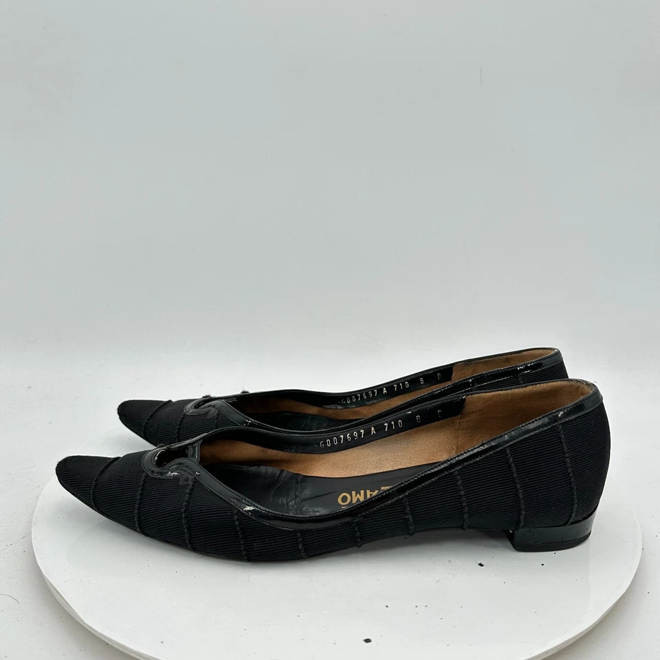 Zapatos planos Salvatore Ferragamo para mujer talla 8D de cuero negro con punta sin cordones Foto 2 de 4