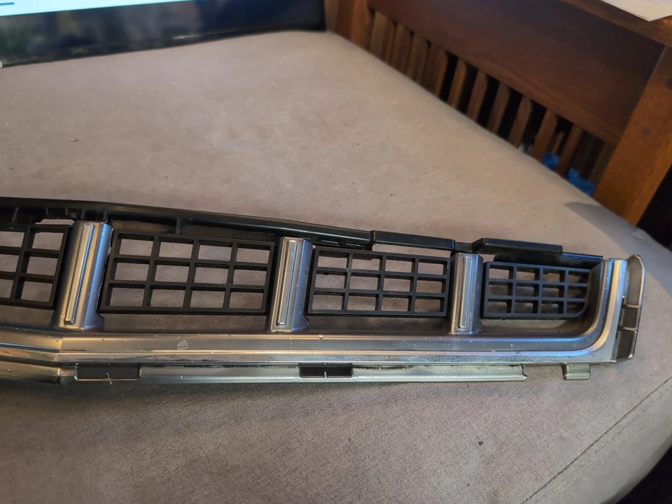 2012 2013 Cadillac CTS Parrilla de Parachoques Delantero Inferior Central 20995559 OEM Foto 4 de 4