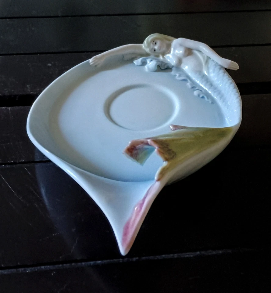 ¡Sirenas vintage raras en surf!   Taza y platillo de China en bajorrelieve!!! Foto 4 de 4