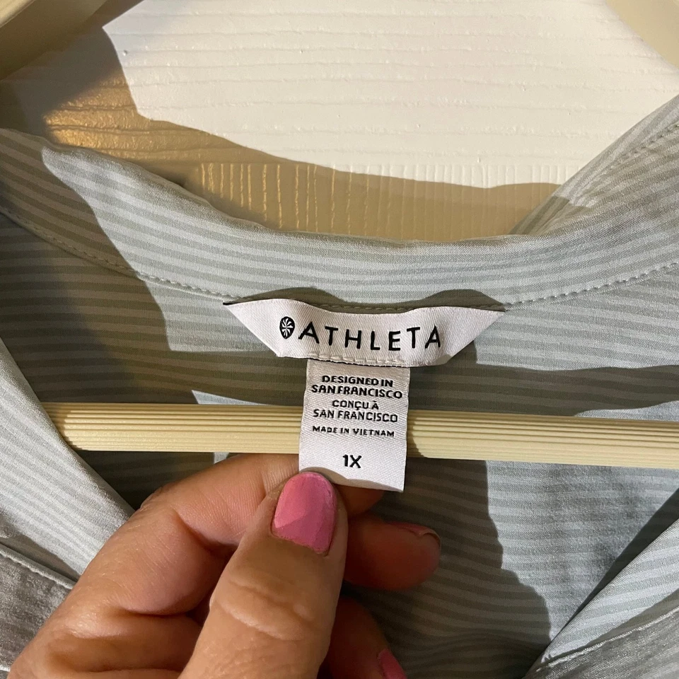 Top para mujer Athleta Urbanite a rayas con botones Foto 2 de 4