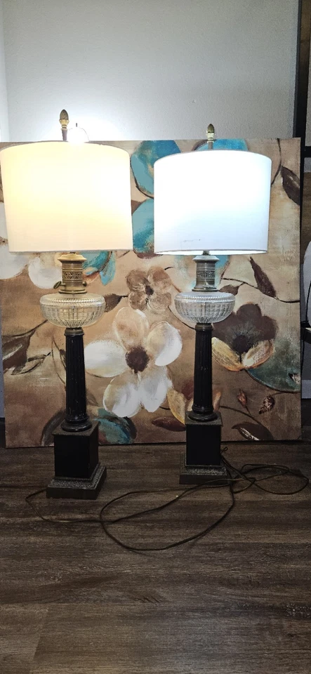 Paul Hanson, Par de Lámparas de Mesa Estilo Neoclásico Años 70, Latón y Vidrio Foto 2 de 4