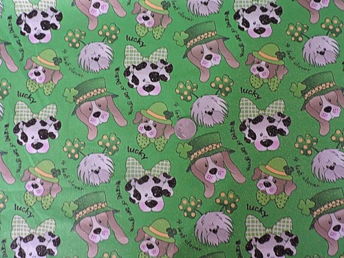 Cachorros 100 % tela de algodón del día de San Patty en verde brillante - por yarda - Imagen 2 de 4