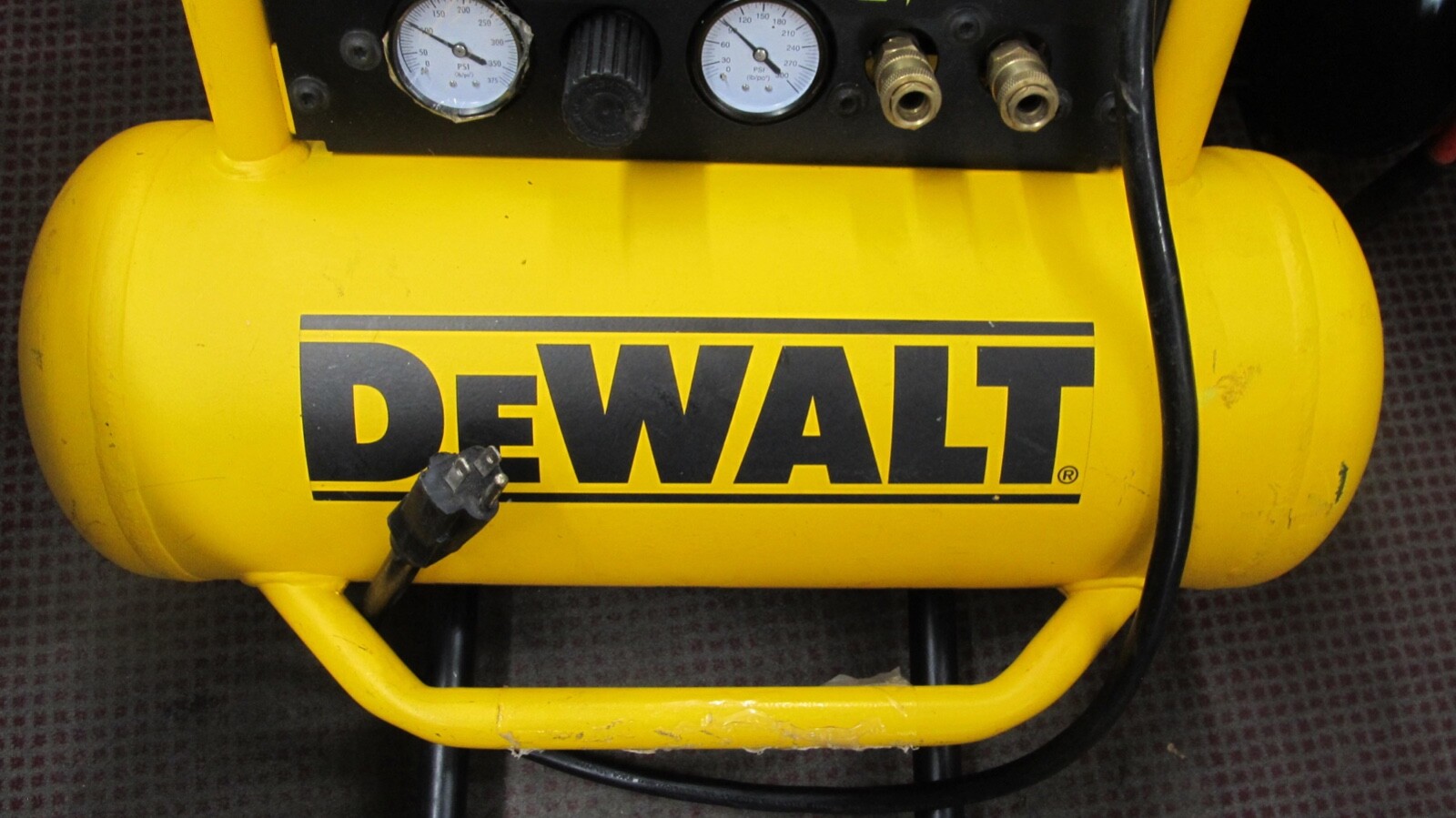 DEWALT D55146 Hand Carry Compressor with Wheels, 41/2Gallon 200PSIW