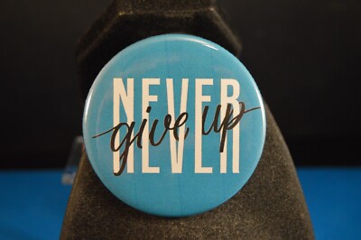 ''NEVER GIVE UP'' BUTTON pinback pin 2 1/4'' NEW! Large badge  DON'T QUIT FORTITUDE
