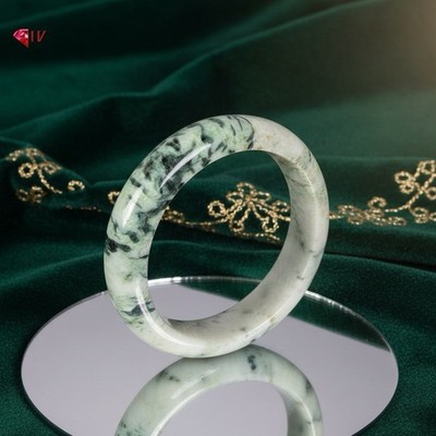 61,9 mm zertifizierter burmesischer natürlicher Jadeit einzigartiger schwebender Blumenarmreif grün Jade