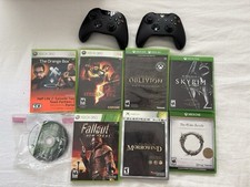 Xbox One Wireless Controllers (2) + Games (Sk...