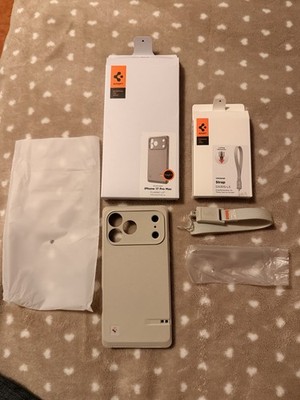 Spigen Cover iPhone 17 Pro Max, Classic LS + Strap -inspired by Macintosh 128k