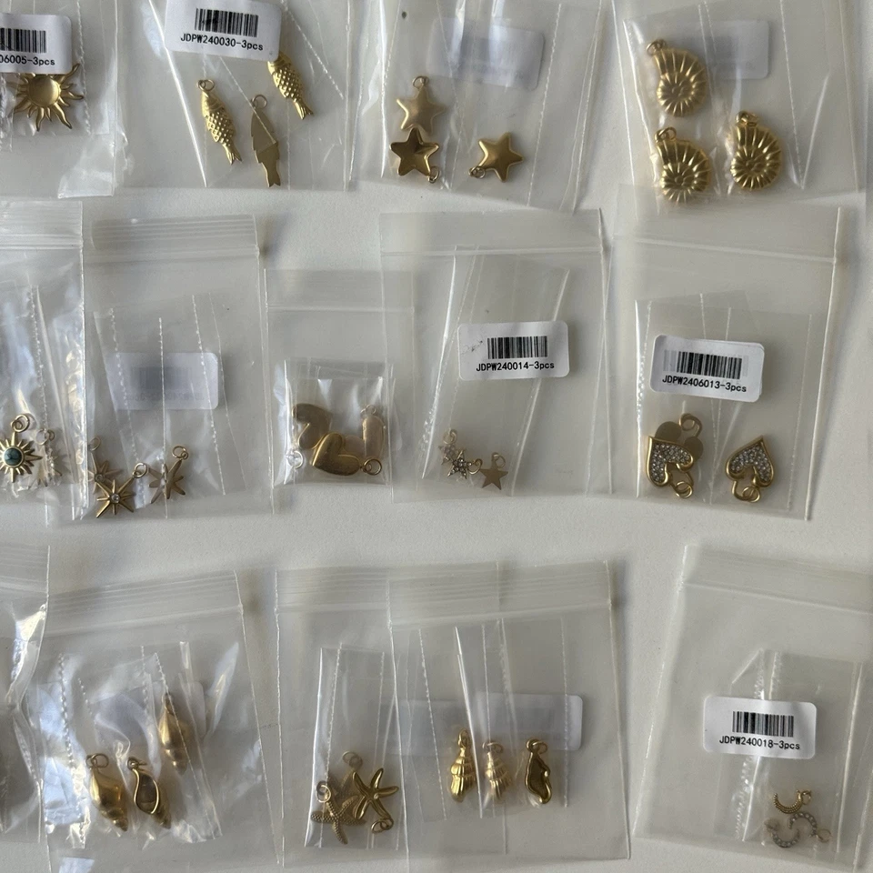 Lote al por mayor de 72 dijes impermeables chapados en oro de 18 quilates de acero inoxidable Foto 4 de 4