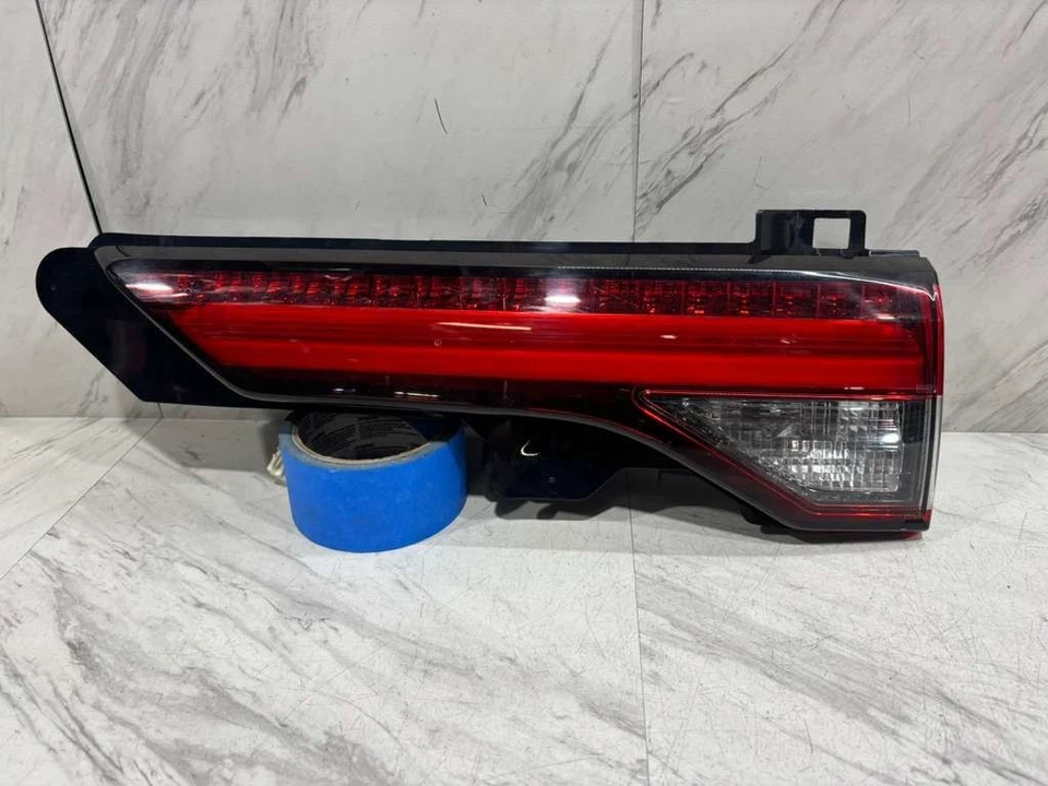 2022-2025 MITSUBISHI OUTLANDER LANTERNA TRASEIRA INTERNA FABRICANTE DE EQUIPAMENTO ORIGINAL HALOGÊNIO DO LADO DIREITO DO PASSAGEIRO - Imagem 2 de 4