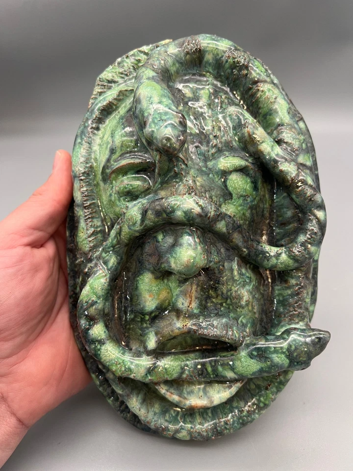  Medusa Gorgone Keramik Wandmaske Schlangen Relief grün glasiert Vintage - Bild 2 von 4