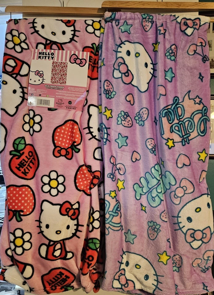 "2 mantas Hello Kitty Sanrio Stormy rosa púrpura y manzana + flores nuevas con etiquetas" Foto 2 de 2