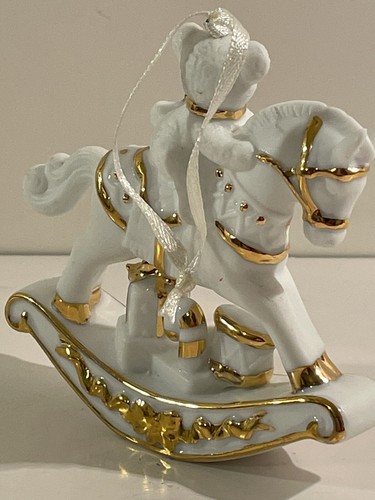 Caballo mecedor blanco bisque y dorado con adorno de Navidad de oso de peluche 4" x 4" - Imagen 2 de 4