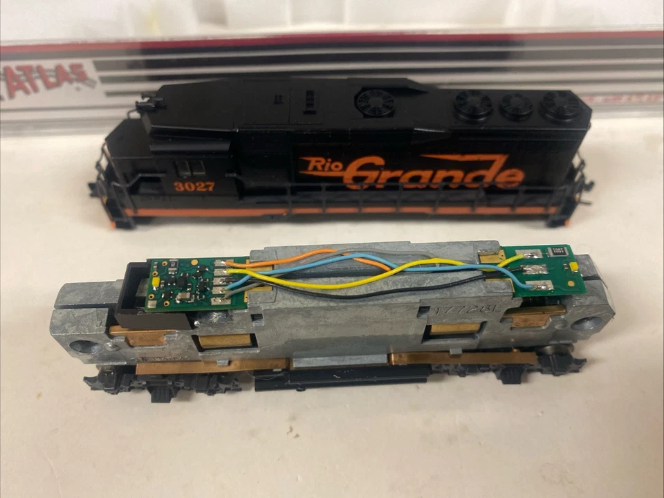 N Scale Atlas 4707 DCC Equipped GP30 Rio Grande DRGW 3027 Locomotive MTL Coupler - Image 2 of 3