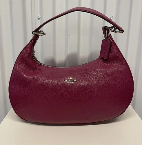 Coach 38250 Borsa a tracolla media mezza luna in pelle magenta con ciottoli