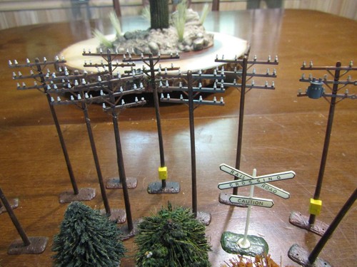 HO Scale Trains - Accessories - Utility Poles, trees, signs etc - Picture 7 of 8