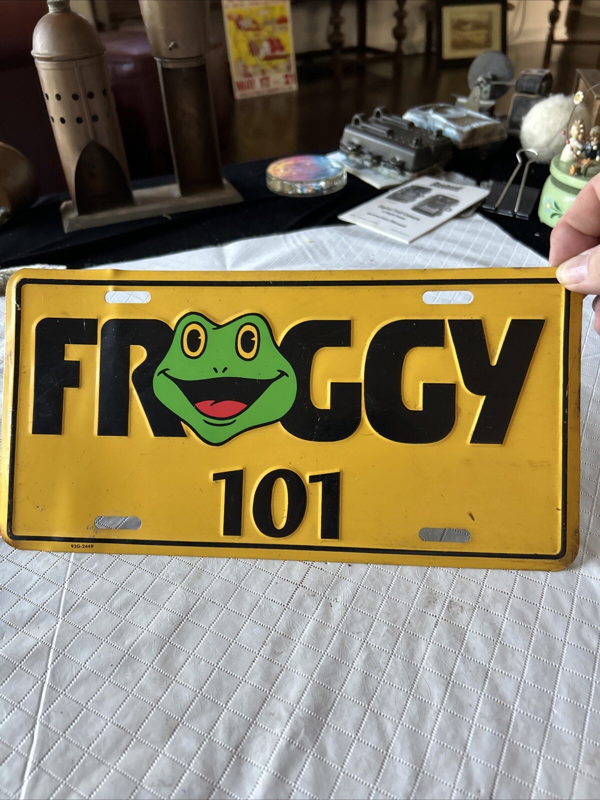 Vintage Froggy 101 FM Radio Metal License Plate Frog