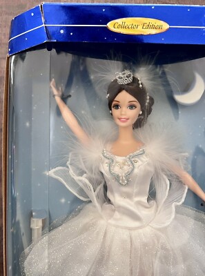 バービー　スワン　クイーン　Barbie swan lark Amazon.com: Barbie Swan Queen from Swan Lake 12
