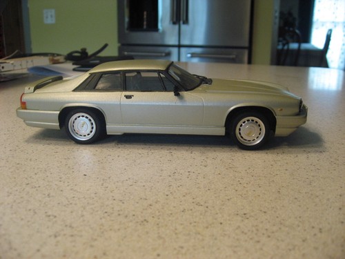 Hasegawa 1:24 Silver Jaguar XJ-S V12 Plastic Model Kit - Assembled - 第 2/11 張圖片