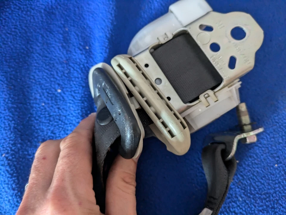 08-14 Infiniti G35 Coupe Q60 conjunto de cinto de segurança traseiro direito 88844-JK65B preto - Imagem 2 de 4