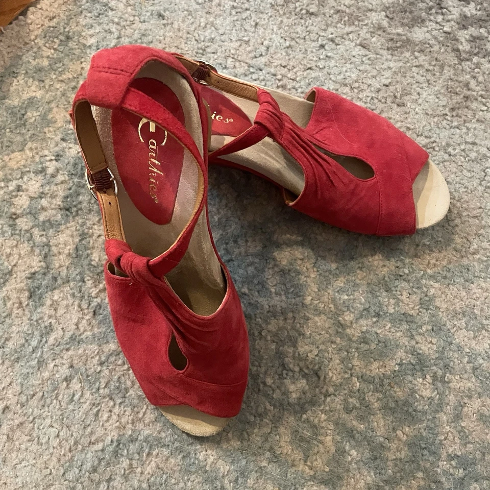 "Tacón de cuña Earthies de cuero rojo talla superior 9 con tacón de 3""" Foto 2 de 4