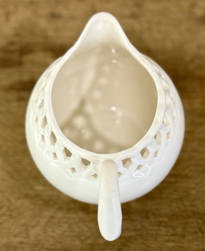 Crema de porcelana fina blanca Graces Teaware Heirloom, delicado borde recortado - Imagen 4 de 8