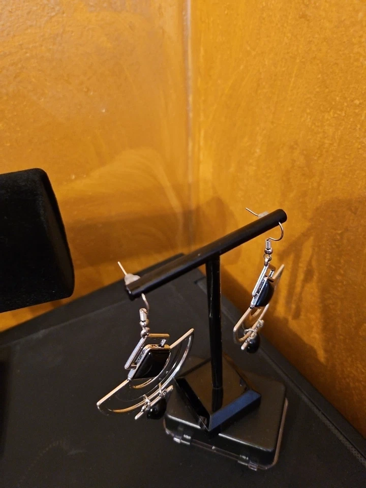 Brincos pretos com design geométrico prata e 2 pulseiras em tom de prata - Imagem 4 de 4