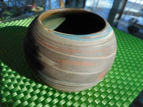 GOOD ANTIQUE NILOAK MISSION SWIRL BALL POT OR VASE 3  3/4 " TALL GREAT SHAPE