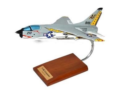 USN LTV Ling Temco Vought F-8E Crusader VMF-211 Desk Top Model 1/48 SC Airplane